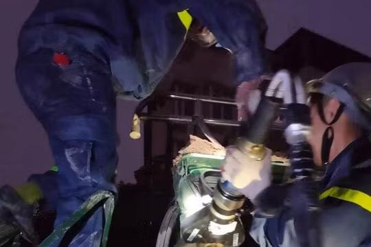 Lực lượng chức năng giải cứu tài xế mắc kẹt trong cabin sau vụ 3 xe đâm liên hoàn vào sáng sớm nay.