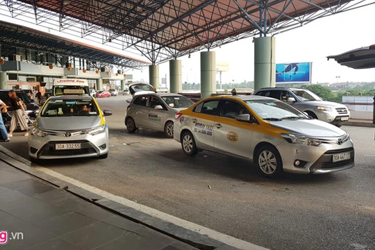 Taxi đón trả khách tại sân bay Nội Bài (Hà Nội).