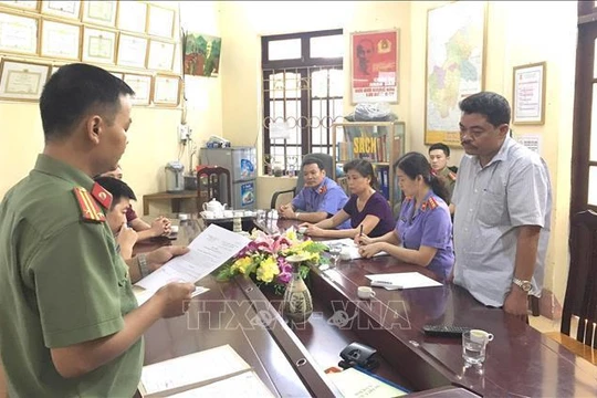 Cơ quan An ninh Điều tra, Công an tỉnh Hà Giang đọc lệnh bắt tạm giam đối với Nguyễn Thanh Hoài, Trưởng phòng Khảo thí và Quản lý Chất lượng thuộc Sở GD&ĐT tỉnh Hà Giang (Ảnh: TTXVN)