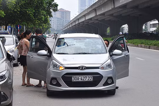 Dù đã bỏ quy định “gắn mào” trên nóc xe, nhưng tại dự thảo, Bộ lại đề xuất dán chữ phản quang trên kính trước và sau nhằm dễ nhận diện.