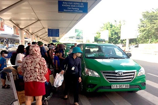 Hành khách đi máy bay khốn khổ bởi taxi ở sân bay Tân Sơn Nhất.