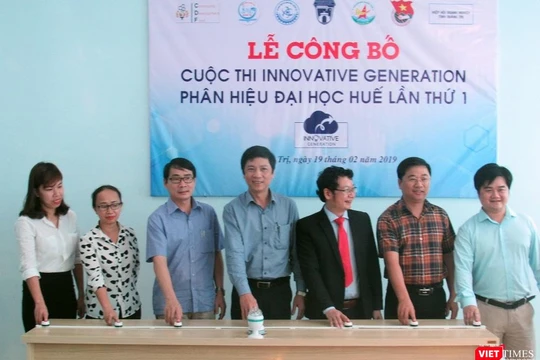 Ban Tổ chức nhấn nút khởi động Công bố cuộc thi.