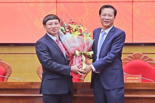 Ông Nguyễn Văn Đọc chúc mừng Nguyễn Văn Đọc chúc mừng ông Nguyễn Xuân Ký (trái) được bầu làm Bí thư Tỉnh ủy Quảng Ninh.