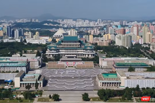 Quảng trường Kim Nhật Thành nhìn từ tháp Juche. Ảnh: Minh Hường