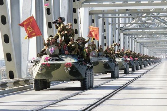 Liên Xô ý thức rất rõ về các rủi ro nếu can thiệp quân sự vào Afghanistan nhưng rốt cuộc họ vẫn chấp nhận đưa quân vào đó sau nhiều lần cân nhắc...