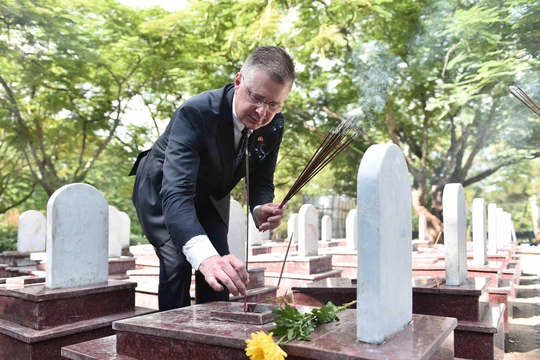 Đại sứ Kritenbrink và lãnh đạo tỉnh Quảng Trị tới thăm và thắp hương tại Nghĩa trang Quốc gia Trường Sơn.