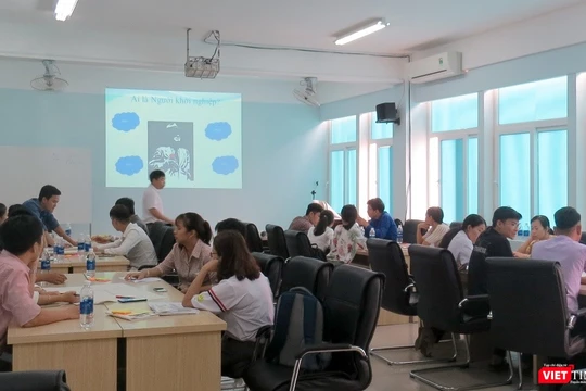 Các nhóm thảo luận tại khóa đào tạo đươc tổ chức tại Phân hiệu Đại học Huế tại Quảng Trị.