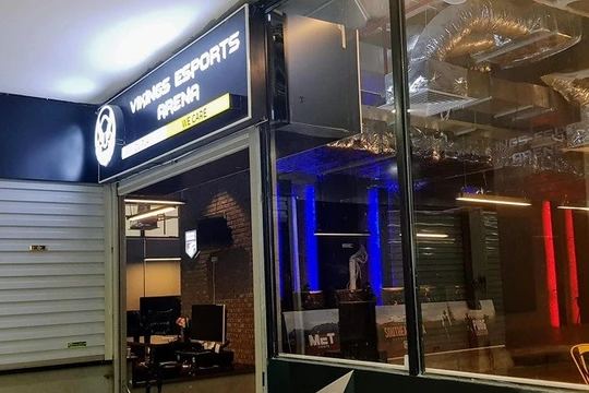 Sân khấu thi đấu đã được bố trí sẵn nhưng không có cơ hội sử dụng (ảnh chụp sáng 16/3).