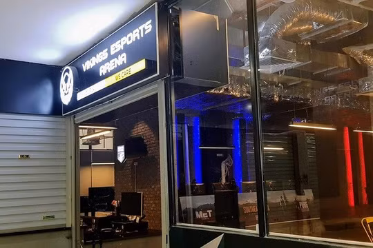 Sân khấu thi đấu đã được bố trí sẵn nhưng không có cơ hội sử dụng (ảnh chụp sáng 16/3).