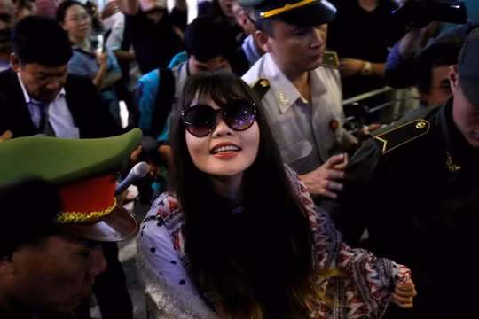 Đoàn Thị Hương đã trở về quê nhà đêm qua. Ảnh: Reuters.