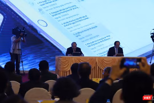 Sáng nay, Thủ tướng Chính phủ Nguyễn Xuân Phúc đã trực tiếp ký ban hành văn bản điện tử trên hệ thống Quản lý văn bản và Hồ sơ công việc.