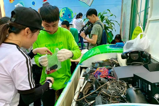 Nhiều bạn trẻ tham dự sự kiện đổi rác điện tử lấy cây, diễn ra tại đường sách, Quận 1 TP.HCM cách đây ít ngày.
