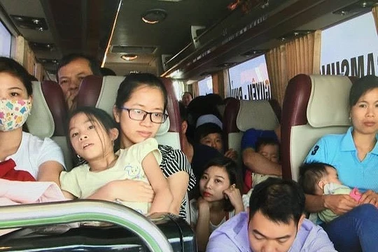 Tình trạng nhồi nhét vẫn xuất hiện trên một số xe khách liên tỉnh dịp nghỉ lễ dài ngày.