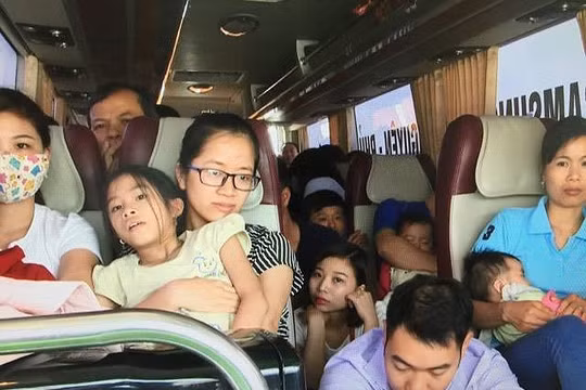 Tình trạng nhồi nhét vẫn xuất hiện trên một số xe khách liên tỉnh dịp nghỉ lễ dài ngày.