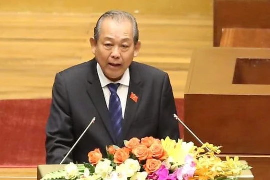 Phó Thủ tướng Trương Hòa Bình trình bày báo cáo trước Quốc hội. 