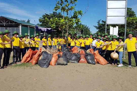 Đoàn thanh niên Tổng công ty ra quân dọn rác thải tại bãi biển Diễn Thành – Nghệ An.