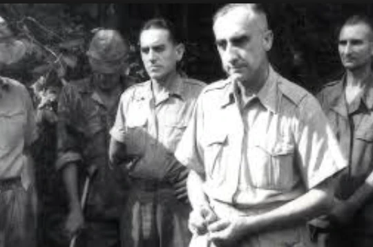 Tướng De Castries bị bắt tại Điện Biên Phủ.