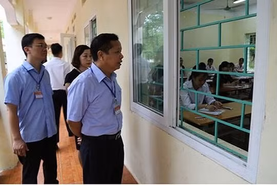 Ông Bùi Trọng Đắc, Giám đốc Sở từng khẳng định, việc chấm thi của tỉnh được làm theo đúng quy trình và không có bất cứ sự can thiệp nào. Trong ảnh, ông Đắc kiểm tra tại điểm thi trường THPT Lương Sơn (Hòa Bình). (Ảnh: hoabinh.edu.vn)