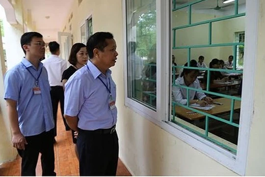 Ông Bùi Trọng Đắc, Giám đốc Sở từng khẳng định, việc chấm thi của tỉnh được làm theo đúng quy trình và không có bất cứ sự can thiệp nào. Trong ảnh, ông Đắc kiểm tra tại điểm thi trường THPT Lương Sơn (Hòa Bình). (Ảnh: hoabinh.edu.vn)