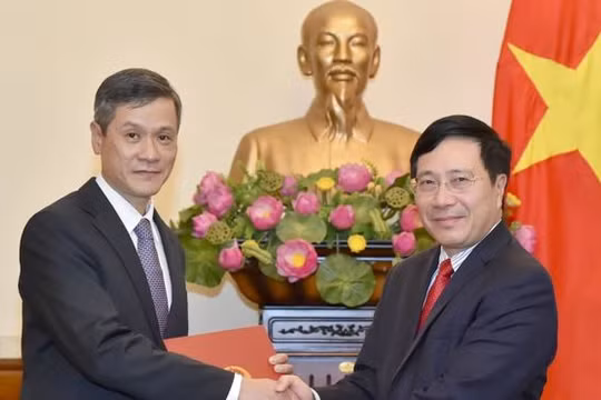 Ông Nguyễn Minh Vũ (trái).