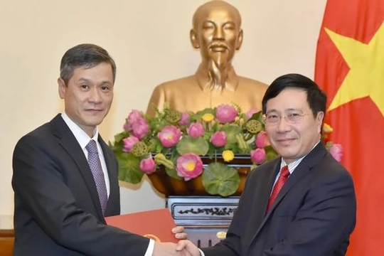 Ông Nguyễn Minh Vũ (trái).