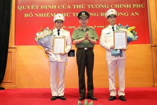 Thừa ủy quyền của Thủ tướng Chính phủ, Bộ trưởng Tô Lâm trao Quyết định bổ nhiệm chức vụ Thứ trưởng Bộ Công an đối với Trung tướng Lương Tam Quang và Thiếu tướng Nguyễn Duy Ngọc.