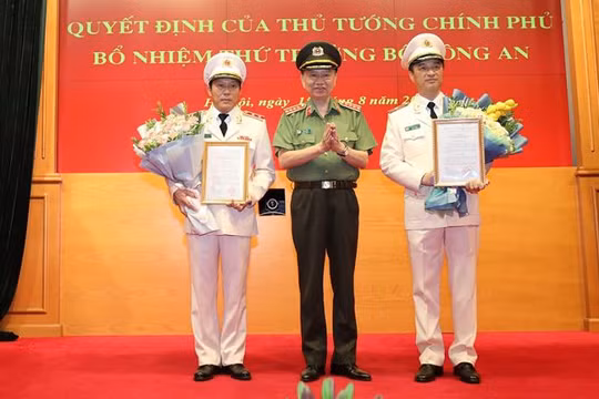 Thừa ủy quyền của Thủ tướng Chính phủ, Bộ trưởng Tô Lâm trao Quyết định bổ nhiệm chức vụ Thứ trưởng Bộ Công an đối với Trung tướng Lương Tam Quang và Thiếu tướng Nguyễn Duy Ngọc.