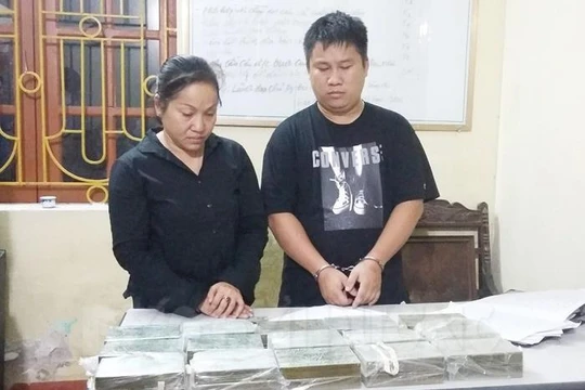 Đối tượng Đào Thị Hải và Lưu Ngọc Dương cùng tang vật.