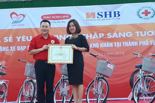 SHB, Dai-ichi Life Việt Nam và Hội Chữ thập đỏ Việt Nam đã tặng 330 chiếc xe đạp cho các em học sinh nghèo vượt khó, đạt thành tích cao.