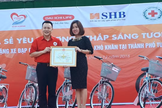 SHB, Dai-ichi Life Việt Nam và Hội Chữ thập đỏ Việt Nam đã tặng 330 chiếc xe đạp cho các em học sinh nghèo vượt khó, đạt thành tích cao.