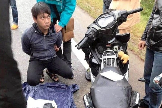 Một đối tượng bị bắt quả tang khi đang vận chuyển ma túy.