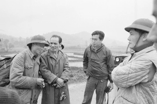 Phóng viên Isao Takano (đeo kính) của báo Akahata - cơ quan ngôn luận của Đảng Cộng sản Nhật Bản đi đưa tin tại thị xã Lạng Sơn những ngày đầu của cuộc chiến đấu. (Ảnh: Minh Đạo/TTXVN)