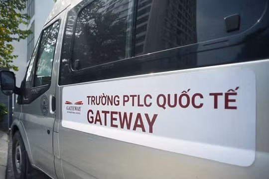 Một chiếc xe bus đưa đón học sinh trường Quốc tế Gateway.