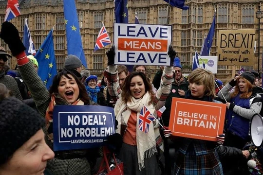 Dường như người Anh đang phải nếm những trái đắng mà họ từng tưởng là ngọt ngào, là kì diệu từ nền tự do dân chủ của mình.