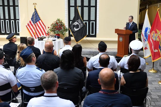 Đại sứ Kritenbrink phát biểu tại lễ kỷ niệm Ngày Tưởng niệm Tù binh và Người mất tích.