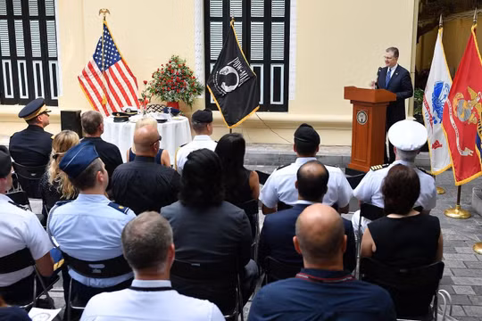 Đại sứ Kritenbrink phát biểu tại lễ kỷ niệm Ngày Tưởng niệm Tù binh và Người mất tích.