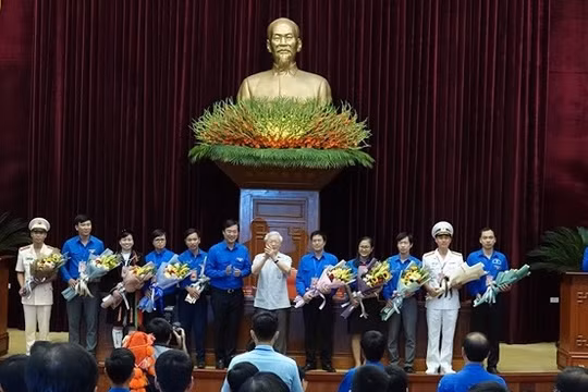 Tổng Bí thư, Chủ tịch nước Nguyễn Phú Trọng tặng hoa chúc mừng các đảng viên trẻ tiêu biểu toàn quốc. 