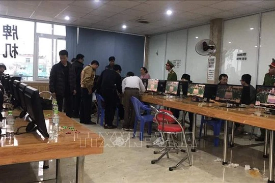 Một trong các tụ điểm con bạc đang sát phạt nhau.