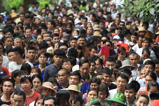 Lễ hội Đền Hùng năm nay khai hội đúng vào dịp cuối tuần nên lượng người đổ về hành hương tăng đột biến so với mọi năm. Cảnh tượng đông đúc có thể thấy ở khắp mọi nơi.