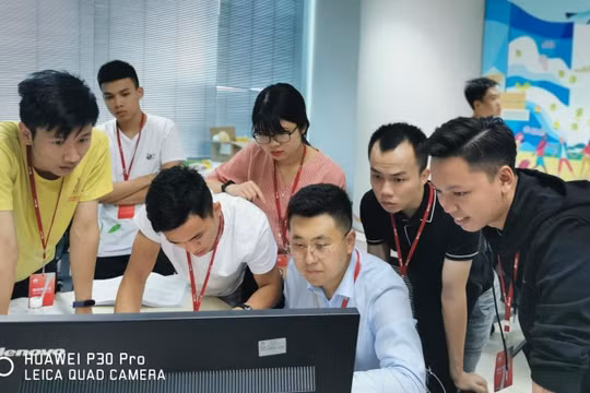 Giờ học thực hành của các sinh viên Việt Nam. 