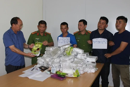 Các đối tượng Lả, Linh (cầm giấy) cùng tang vật bị bắt giữ tại cơ quan công an.