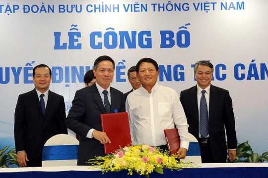 Ông Tô Dũng Thái (hàng trước, bên trái) được bổ nhiệm Phó Tổng giám đốc Tập đoàn, Chủ tịch VNPT - Vinaphone.