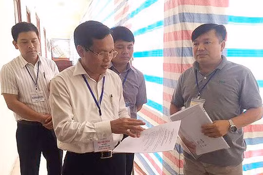 Ủy ban kiểm tra Đảng ủy khối các cơ quan tỉnh Hòa Bình vừa yêu cầu thi hành kỷ luật 15 đảng viên có con được nâng điểm và sử dụng điểm nâng này để xét tuyển vào các trường đại học, cao đẳng hồi năm 2018 (Ảnh chụp tại một điểm thi tại Hòa Bình năm 2018).