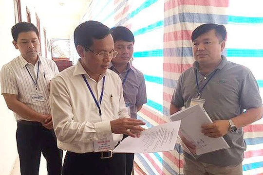 Ủy ban kiểm tra Đảng ủy khối các cơ quan tỉnh Hòa Bình vừa yêu cầu thi hành kỷ luật 15 đảng viên có con được nâng điểm và sử dụng điểm nâng này để xét tuyển vào các trường đại học, cao đẳng hồi năm 2018 (Ảnh chụp tại một điểm thi tại Hòa Bình năm 2018).