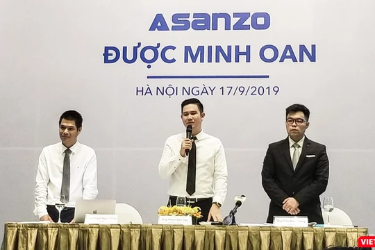 Ông Phạm Văn Tam – Chủ tịch HĐQT Asanzo (giữa), ông Trần Đức Hoàng – Luật sư (phải).