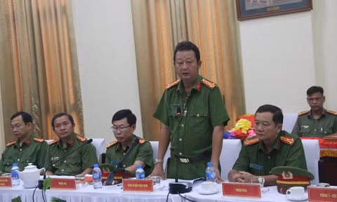 Đại tá Nguyễn Hoàng Thắng báo cáo về quá trình triệt phá đường dây ma túy lớn