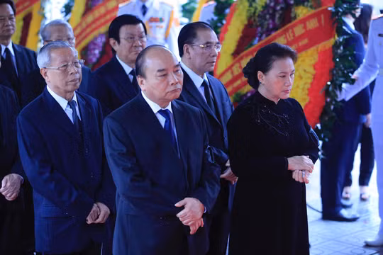 Trong niềm tiếc thương vô hạn, Đoàn Ban Chấp hành Trung ương Đảng do ông Nguyễn Xuân Phúc, Ủy viên Bộ Chính trị, Thủ tướng Chính phủ làm Trưởng đoàn dẫn đầu vào viếng Đại tướng Lê Đức Anh. 