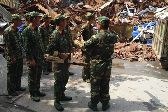 Một nhóm của Binh chủng hóa học trao đổi, phân công nhiệm vụ tại kho Rạng Đông.