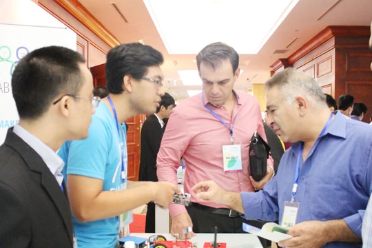 Doanh nghiệp giới thiệu sản phẩm trong gian hàng tại Ngày hội Khởi nghiệp đổi mới sáng tạo. 