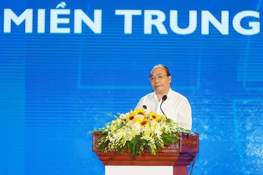 Trước những nút thắt chưa được tháo gỡ, Thủ tướng yêu cấu các tỉnh miền Trung cần thể hiện khát vọng vươn lên mạnh mẽ, quyết tâm để sớm trở thành địa bàn có trình độ kinh tế-xã hội phát triển cao, bền vững của đất nước. "Miền Trung phải xốc tới. Miền T